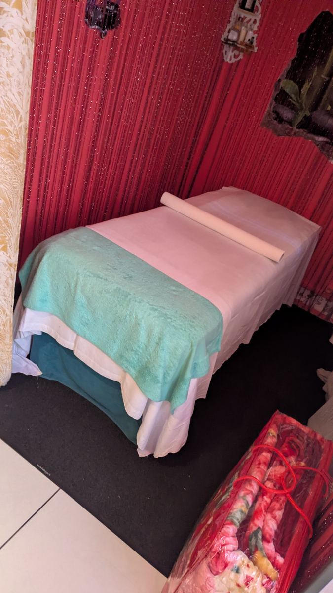 Cabine de massage du salon Jia Xing, tentures rouges