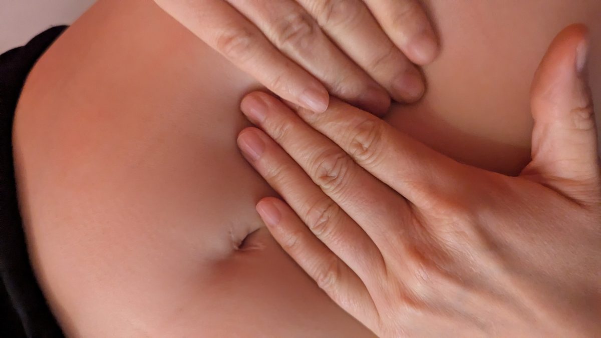 Massage détox : gestes drainants sur le ventre, Paris 20