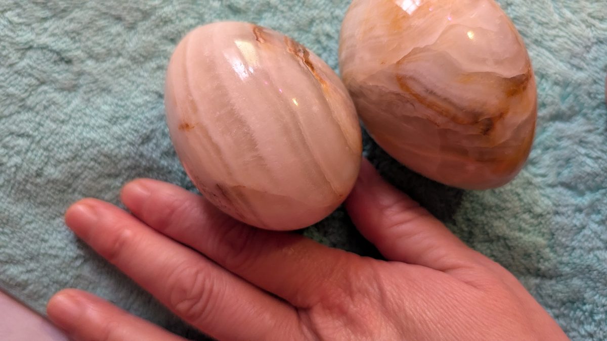 Pierres de massage tenues dans la main
