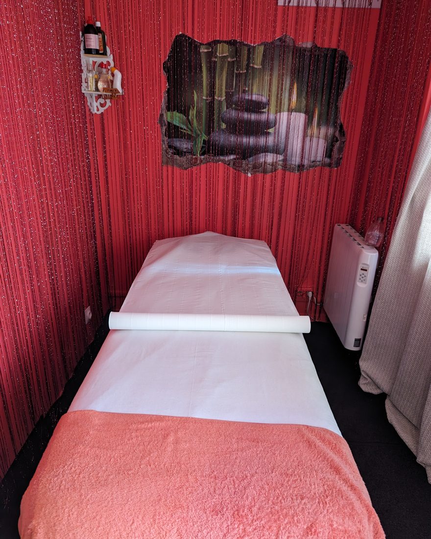 La table de massage du salon Jia Xing, murs rouges, boulevard Davout
